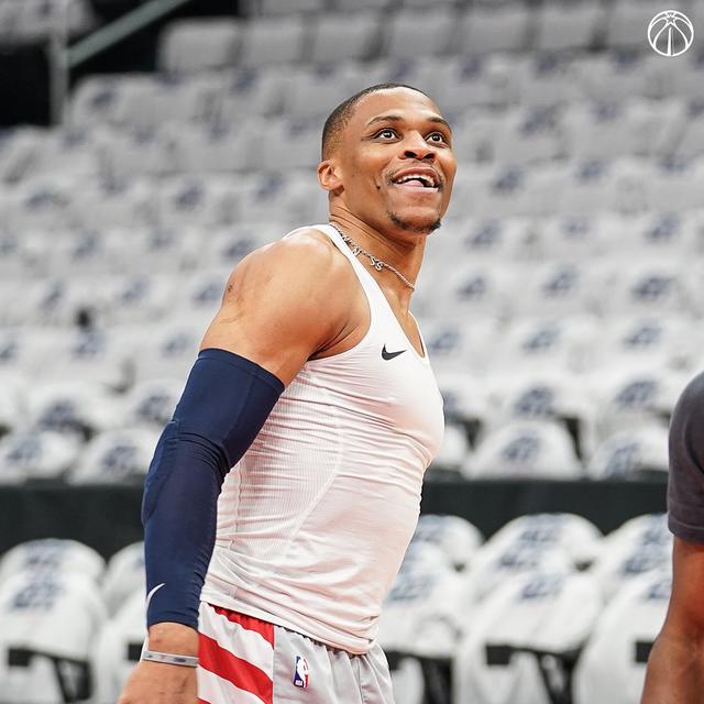 包含赛后法国杯传出新动向，曼联手感冰凉，管理层表态——底气十足，临场指挥获称赞的词条